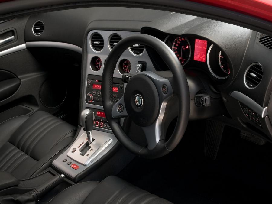 Интерьер Alfa Romeo 159 (939A) 2006 года  (ZA) (фото 7 из 10)